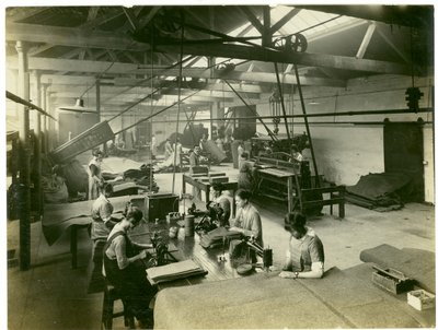 Departamento de acabado de fieltro, molino Long Meadow, 1923 de English Photographer